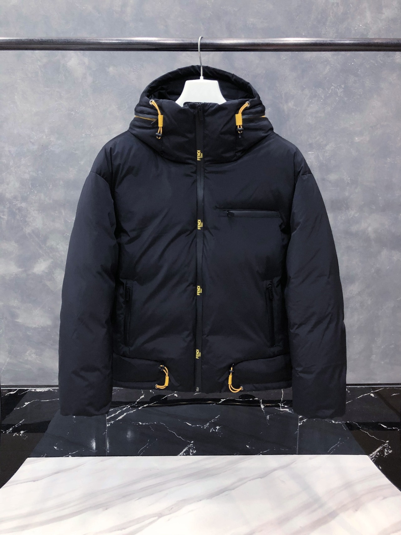  [FENDI] 펜디 블랙 테크니컬 패브릭 다운 자켓 FAA769AE8HF0G8T