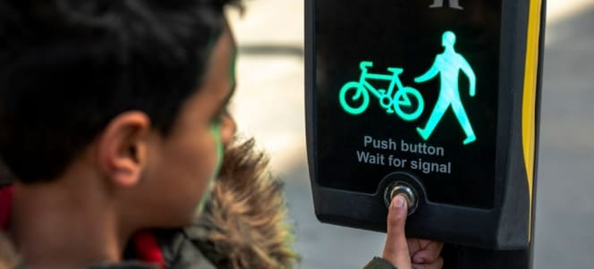 영국&#44; 보행자 위한 녹색신호등 시간 연장 추진 Green man could stay on longer for pedestrians in England