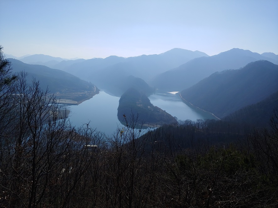 전망대에서-내려다-본-산과-호수