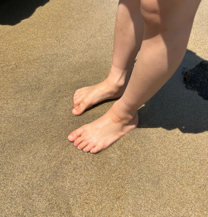 효과적인-어싱을-위해서-맨발로-해변가-모래-위에-있는-사진