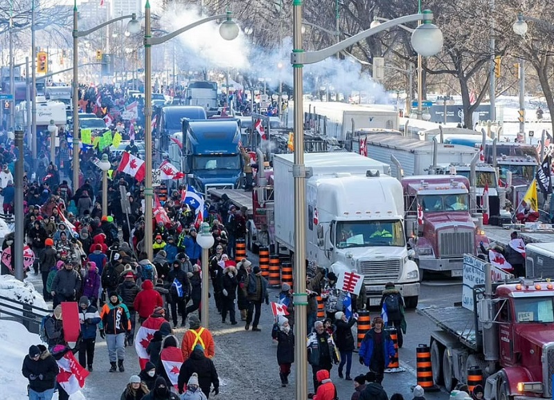 점차 고조되는 캐나다의 백신 의무화 폐기 시위 VIDEO: Canadian truckers roll towards Ottawa to protest vaccine mandate