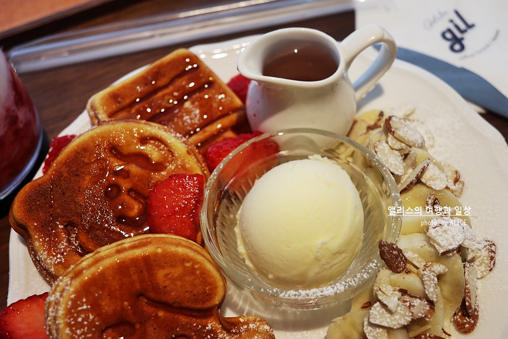부산 광안 카페&#44; 스누피 핫 케이크에 딸기라테 - 유럽 가정집 같이 따뜻한 분위기&#44; 브런치 맛있는 카페