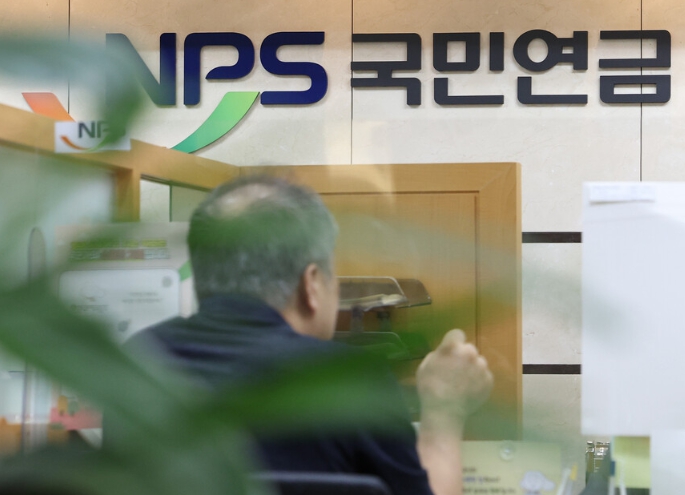 퇴직연금 상담을 받는 중장년층