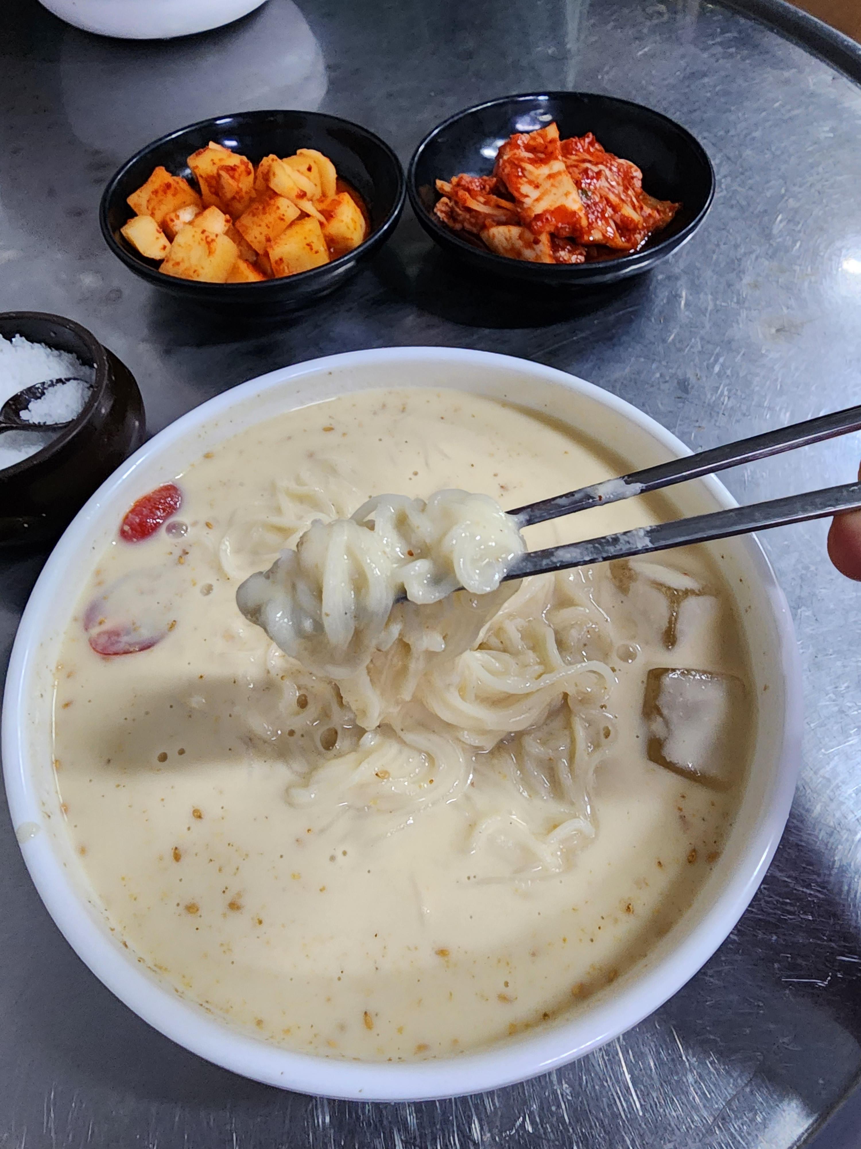 콩국수와 김치 깍두기