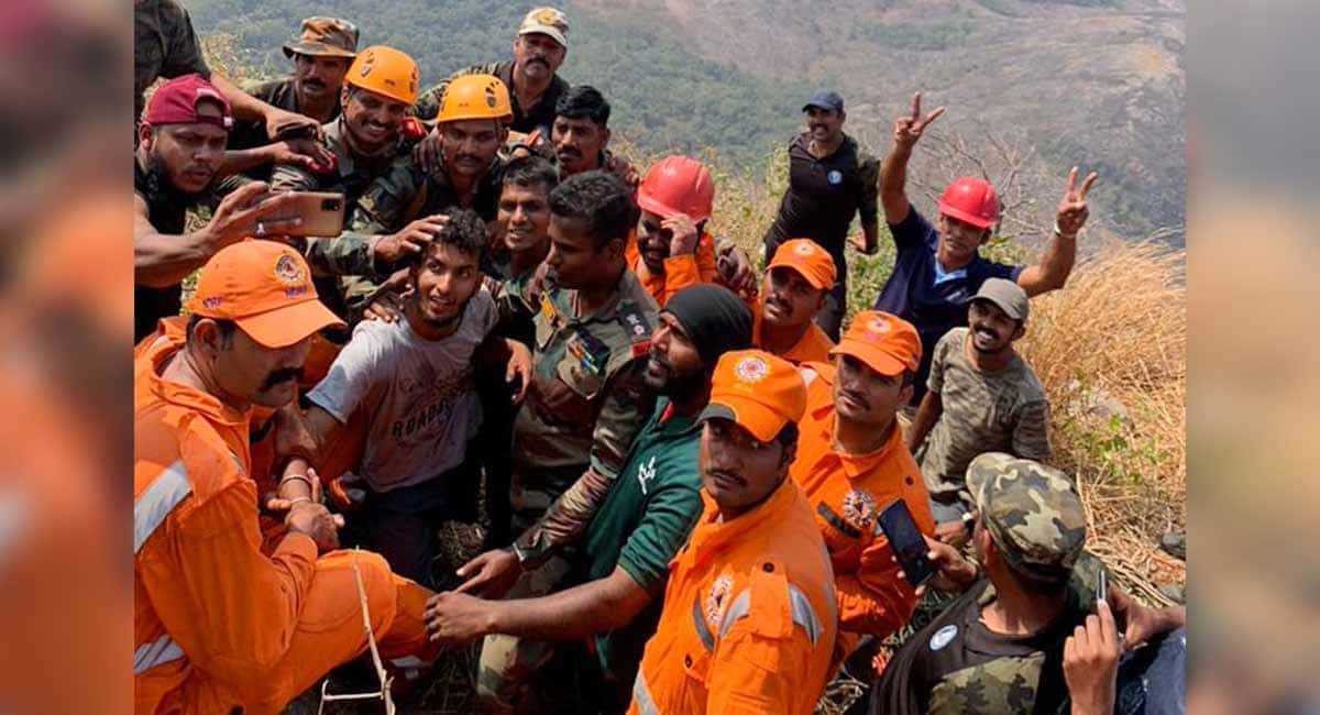 등반하다 추락 후 벼랑에서 이틀 버틴 인도인 VIDEO: Indian youth stuck on cliff saved by army after two-day rescue mission