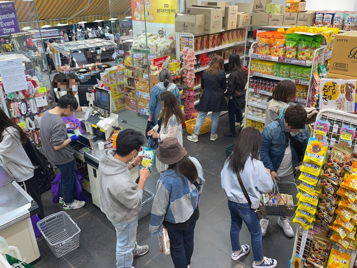 &quot;한국 과자 얼마나 맛있었으면&quot;&hellip;외국인 핫플된 이곳