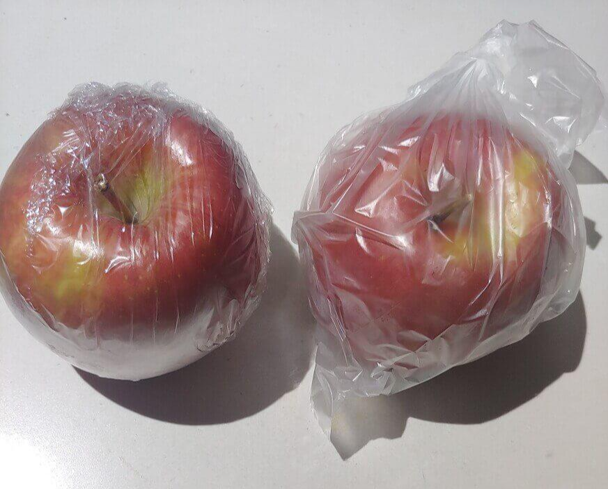 사과를 랩과 비닐봉투로 싸놓은 모습