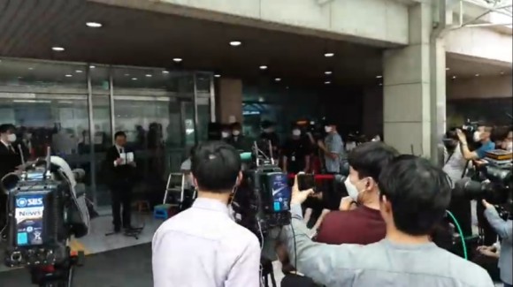 서울시청 앞 박원순 분향소 앞 성창경TV서울대병원 장례식장 주차장에 마련된 강용석·김용호·김세석·김용호·양평의 집. 유튜브 ON. 2020년 7월 11일 2시 30분 91