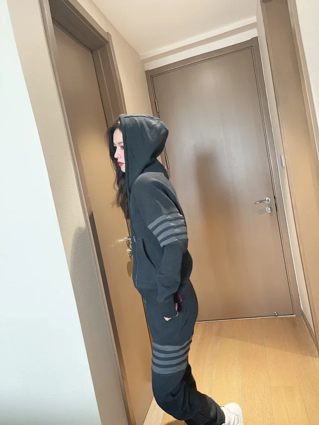  [THOM BROWNE] 톰브라운 사선 완장 래글런 후드 집업 MJT204A