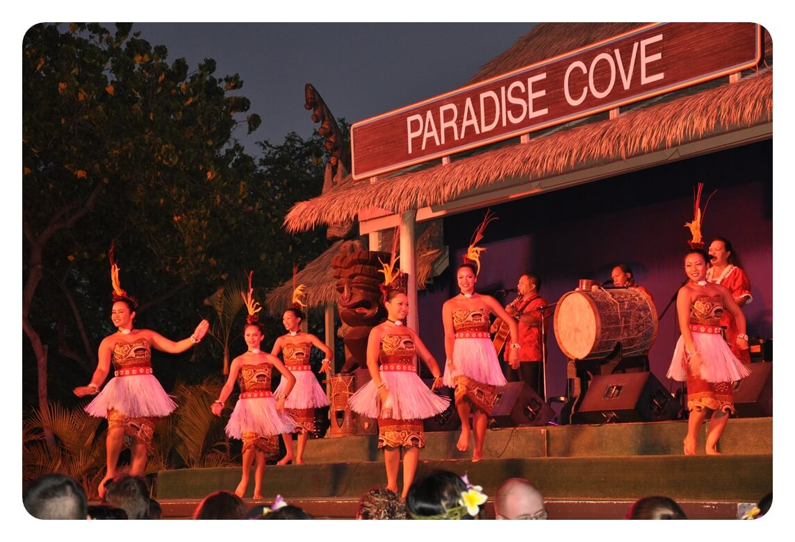 하와이 오아후섬의 파라다이스 코브 루아우 Paradise Cove Luau에서 하와이 원주민들이 전통 공연을 하는 모습을 찍은 사진