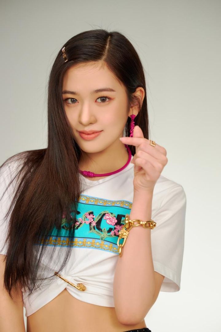  아이브 유진 X VERSACE 2022SS 캠페인 촬영 현장 비하인드.jpg