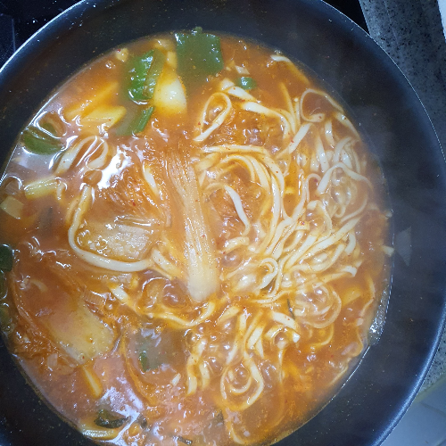  김치 감자 칼국수