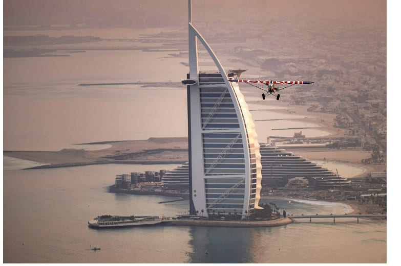 두바이 부르즈 알 아랍 헬기장에 세계 최초 비행기 착륙시키다 VIDEO: World first: Pilot lands plane on Burj Al Arab Jumeirah