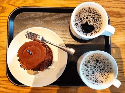스타벅스-커피와-초콜릿-케이크