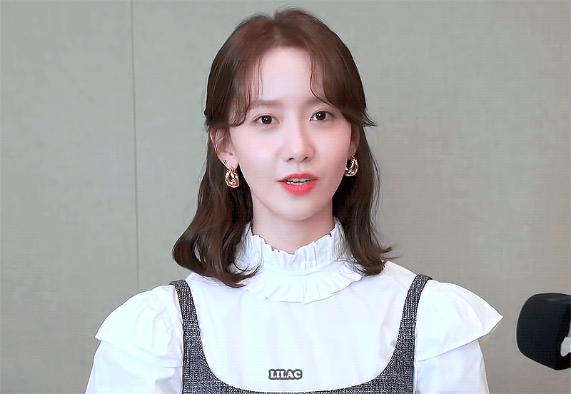  유튜브 실버버튼 언박싱하는 윤아