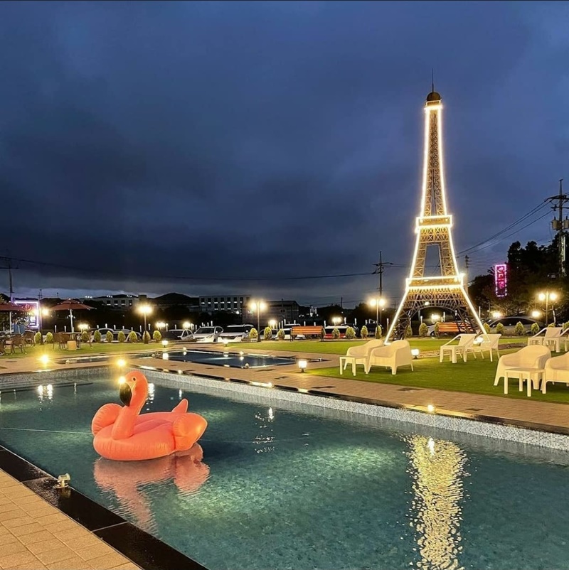 카페 모스트 417 시그니처 수영장과 에펠탑 사진