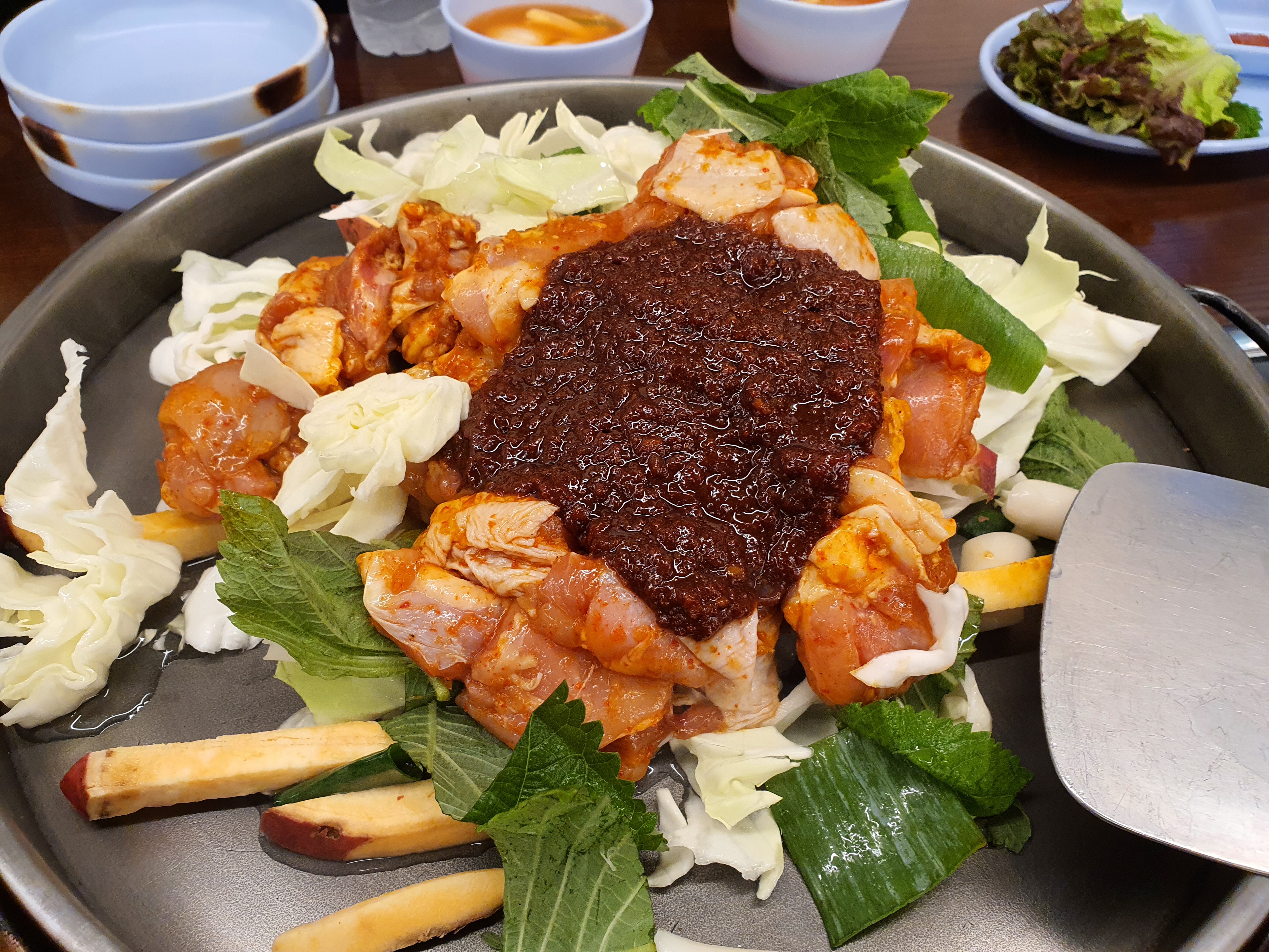  춘천하면? 통나무집 닭갈비, 막국수 특유의 맛이 자꾸 생각나요!