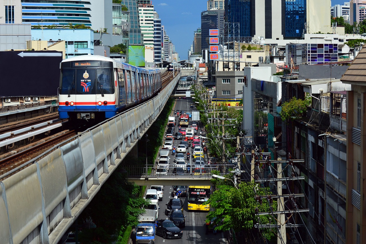 방콕 도심의 모습과 지상철