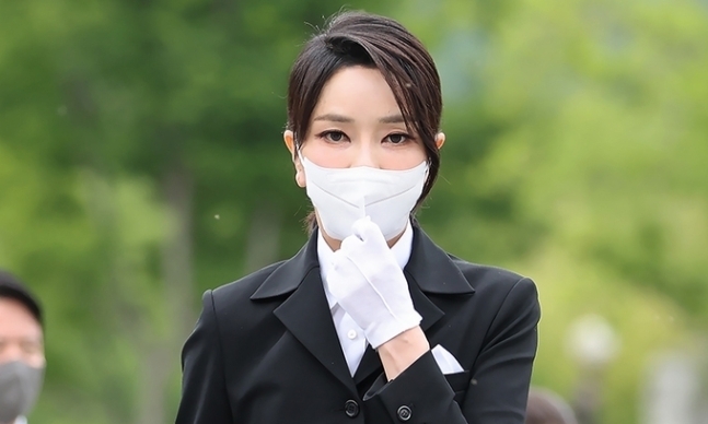  강민정 "김건희 박사 논문 '대머리男·주걱턱女 궁합 잘 맞아' 등 다뤄 낯부끄러워"