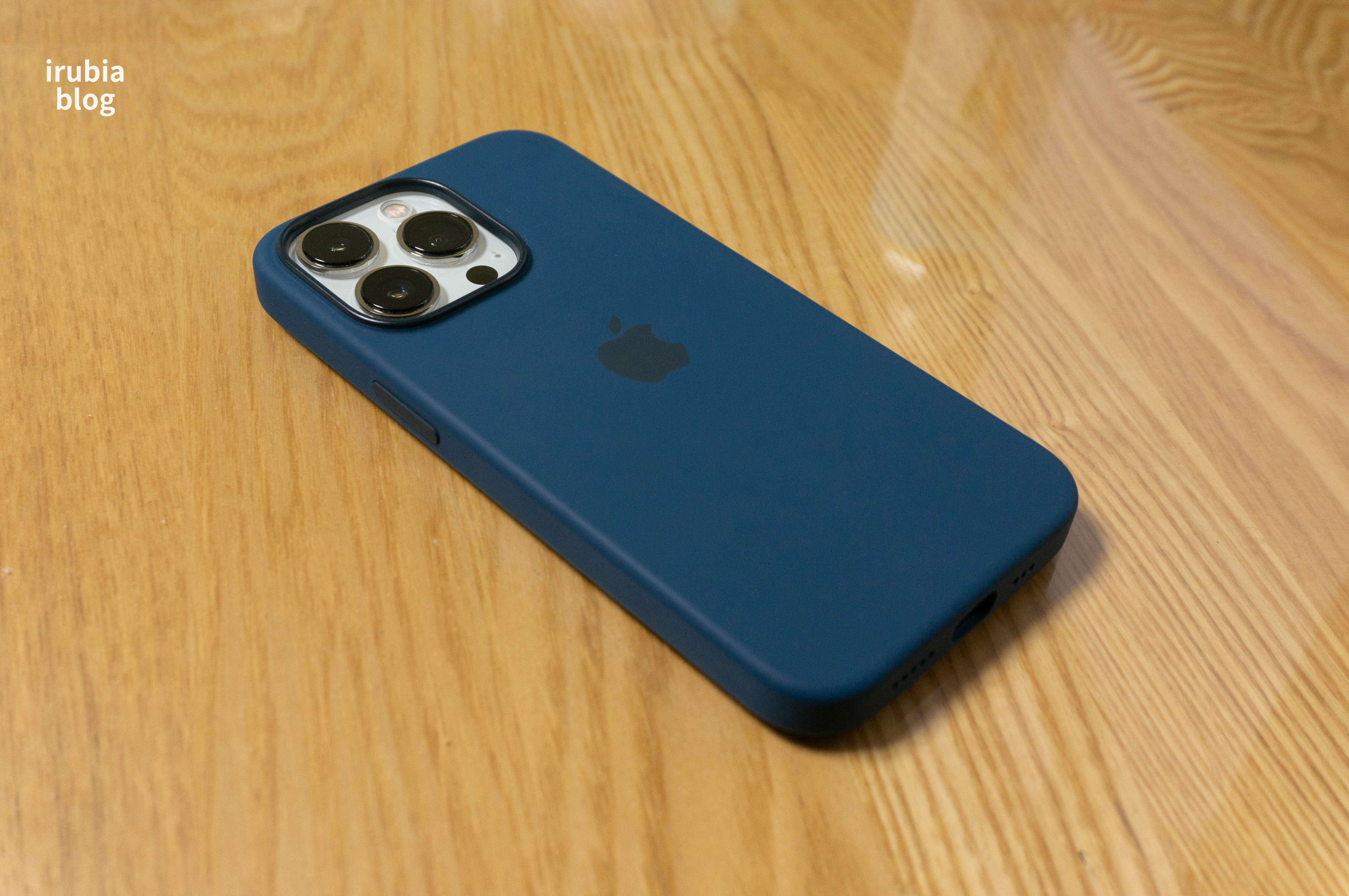 iPhone 13 Pro 실리콘 케이스 어비스 블루를 아이폰에 장착한 모습.