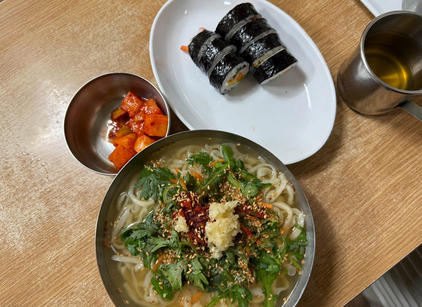 테이블-위에-올려진-칼국수-김치