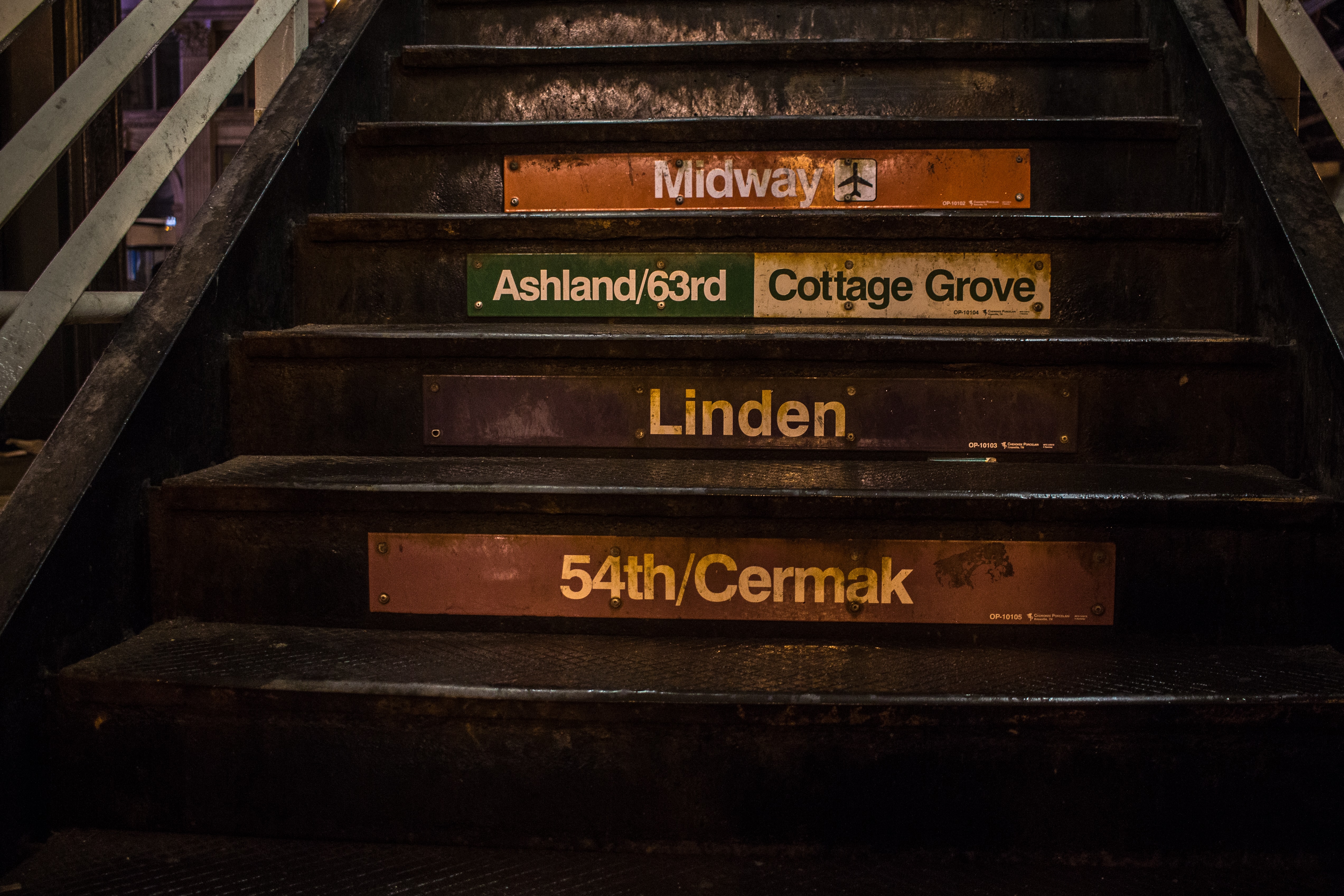 시카고에 있는 한 계단의 모습 계단에 이런 저런 글씨들이 붙어있음