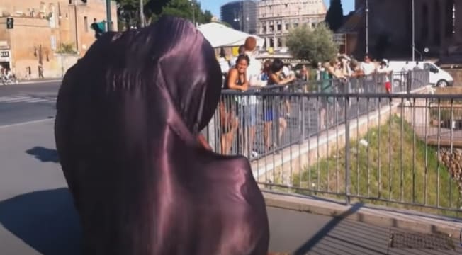  마술사의 공중부양 어떻게 가능할까 VIDEO: Magic trick revealed, Levitating man