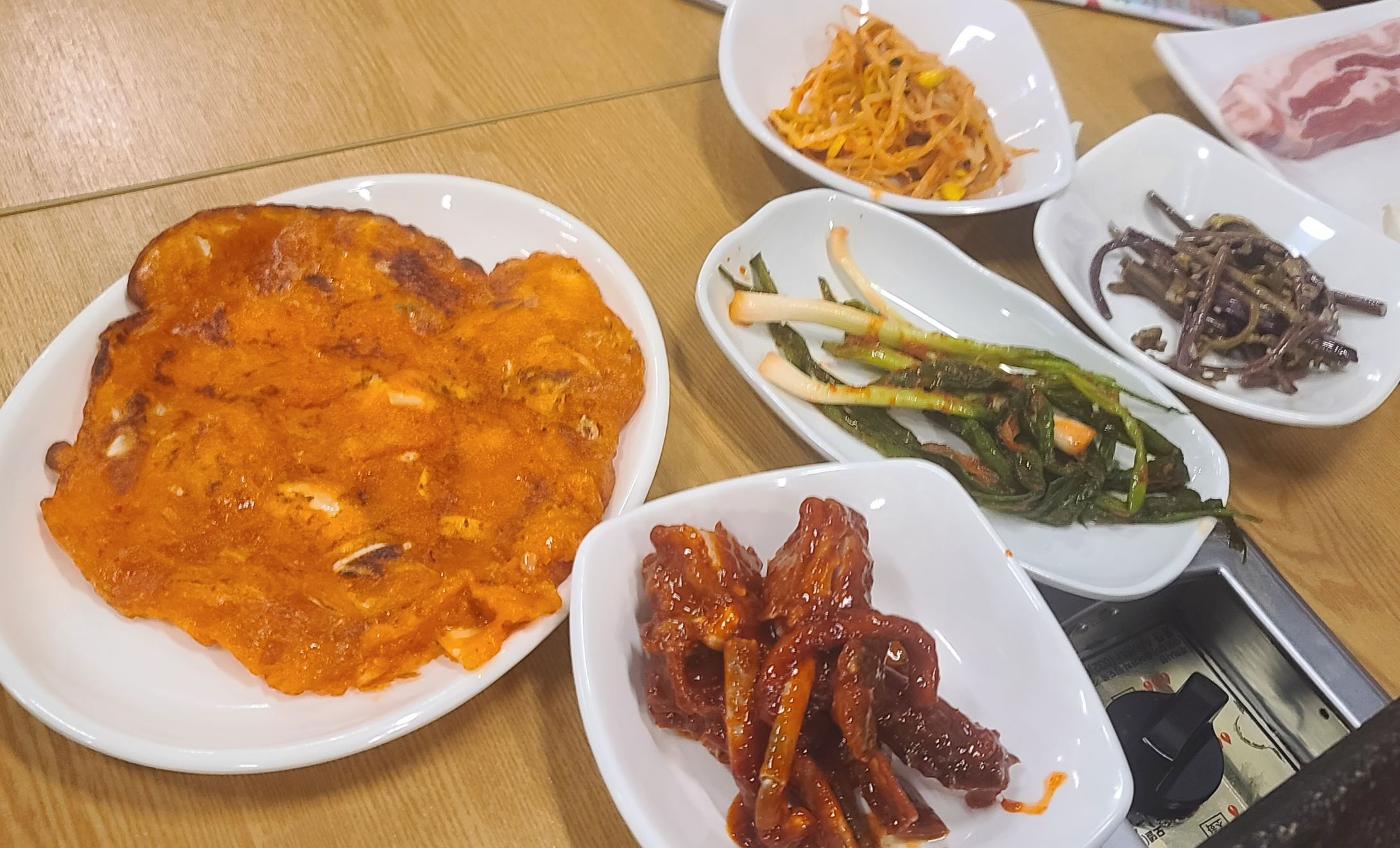 삼겹살맛집 을지대맛집 돼지한판 은행시장맛집 성남맛집 친절한사장님 메뉴판 셀프김치전 기본반찬 양념게장