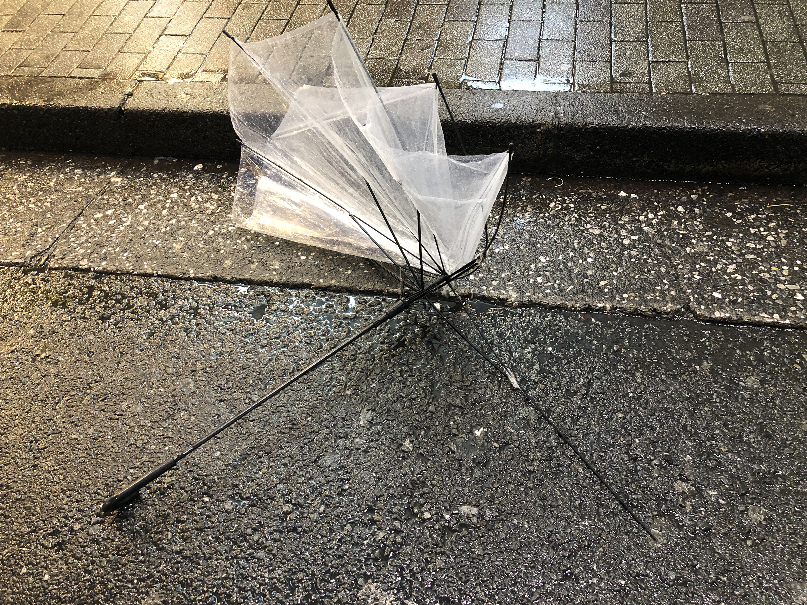 일본 길거리의 망가진 우산