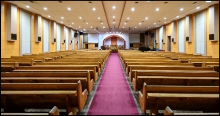 예배가-진행되는-교회-예배당의-모습