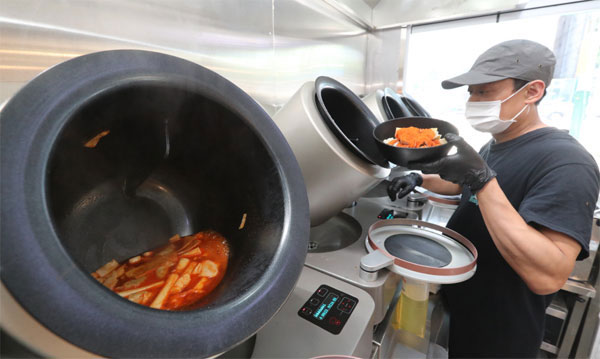  주52시간 규제 안 받는 로봇요리 식당...24시간 배달 시대에 최적화 l 노동력 부족 속에서 로봇들이 감자튀김 만들기 VIDEO:Amid the Labor Shortage, Robots Step in to Make the French Fries