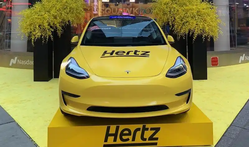 그림 4. Hertz 마크가 새겨진 모델 3 (출처: 트위터 @TeslaNY)