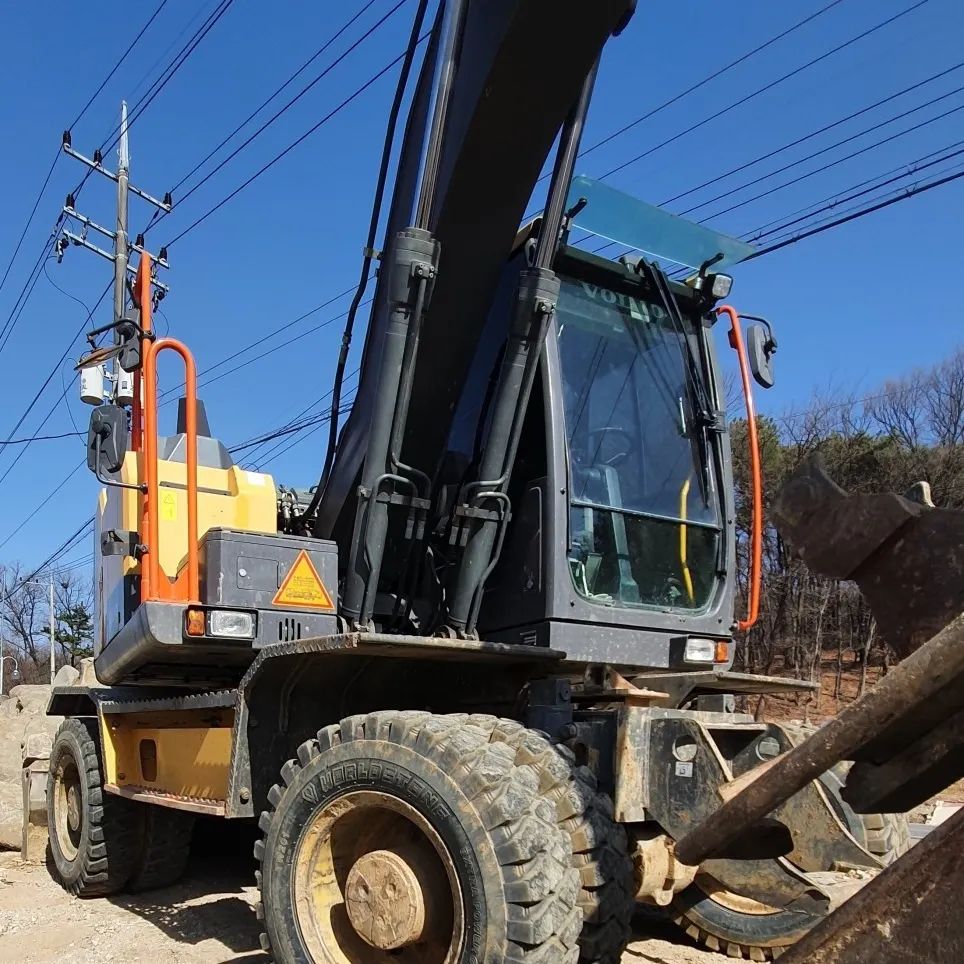  굴삭기 볼보 VOLVO EW145E 모델 2016년식 7900만원 판매합니다.