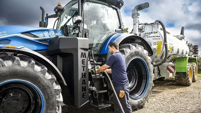 소똥으로 움직이는 세계 최초 트랙터 개발 VIDEO: World&#39;s first tractor powered by COW DUNG is unveiled