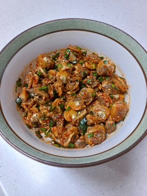 꼬막-살을-맛있는-반찬으로-만들어-났어요.-불빛에-반사-되어서-빛이-반짝반짝-하면서-꼬막-살의-노르스름한-색깔에-고춧가루의-빨간색과-부추의-파란-색깔이-어우러져-너무-맛나게-보이네요.^^