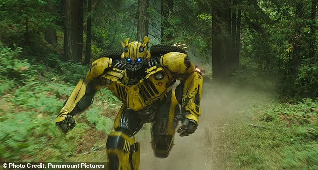 순식간에 자동차로 변신하는 로봇 VIDEO: The real-life Transformer! Watch as a 3.5-ton robot transforms into a car within seconds
