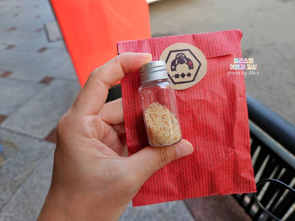 일렬로 늘어선 맛있는 꼬치 튀김 교토 기온 본점 마이코 한 리뷰