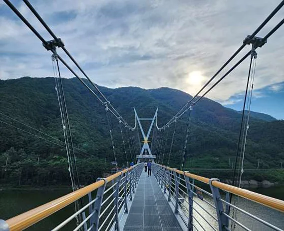 보현산댐 출렁다리