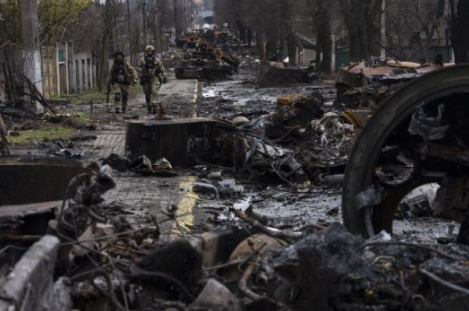 우크라이나 민간인 학살현장 근처 초토화된 도로
