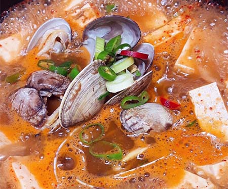 2월 제철 음식 : 바지락 된장찌개 맛있게 만드는 법 5. 애호박&amp;#44; 바지락&amp;#44; 대파&amp;#44; 청양고추 넣고 끓이기