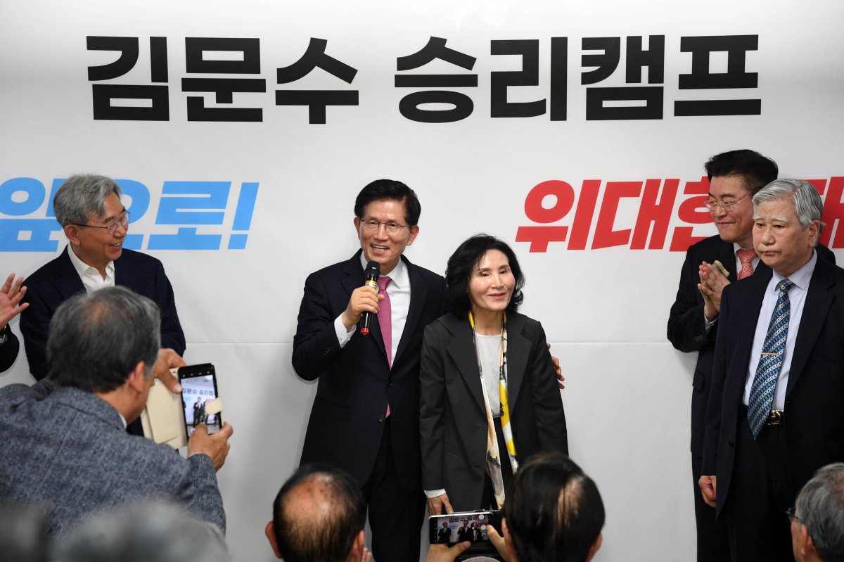김문수 후보 캠프 핵심 직책 의원 "김 후보가 전형적 좌파식 조직 탈취 시도" 주장, 차명진 전 의원은 "당 지도부가 후보직 한덕수에게 바치려 해" - 김문수 캠프 핵심 직책 의원 "김 후보, 전형적인 좌파식 조직 탈취 전조 보여" 김문수 후보 캠프 핵심 직책 의원 "김 후보가 전형적 좌파식 조직 탈취 시도" 주장, 차명진 전 의원은 "당 지도부가 후보직 한덕수에게 바치려 해" - 김문수 캠프 핵심 직책 의원 "김 후보, 전형적인 좌파식 조직 탈취 전조 보여"