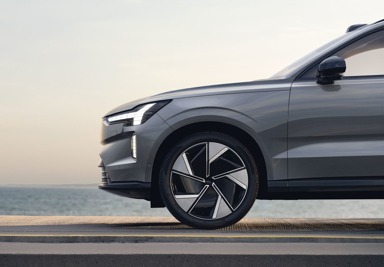 전기 플래그십 SUV '볼보 EX90'…한국, 2023년 하반기 공시 11