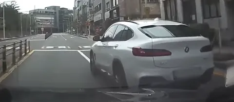 보복운전으로 충돌 위험 만드는 BMW