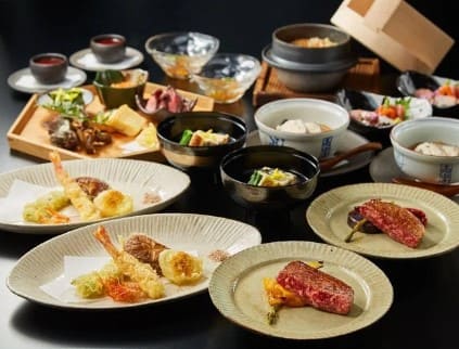 접시에 일본식 튀김과 소고기들 그리고 각종 반찬들이 담겨 있다.