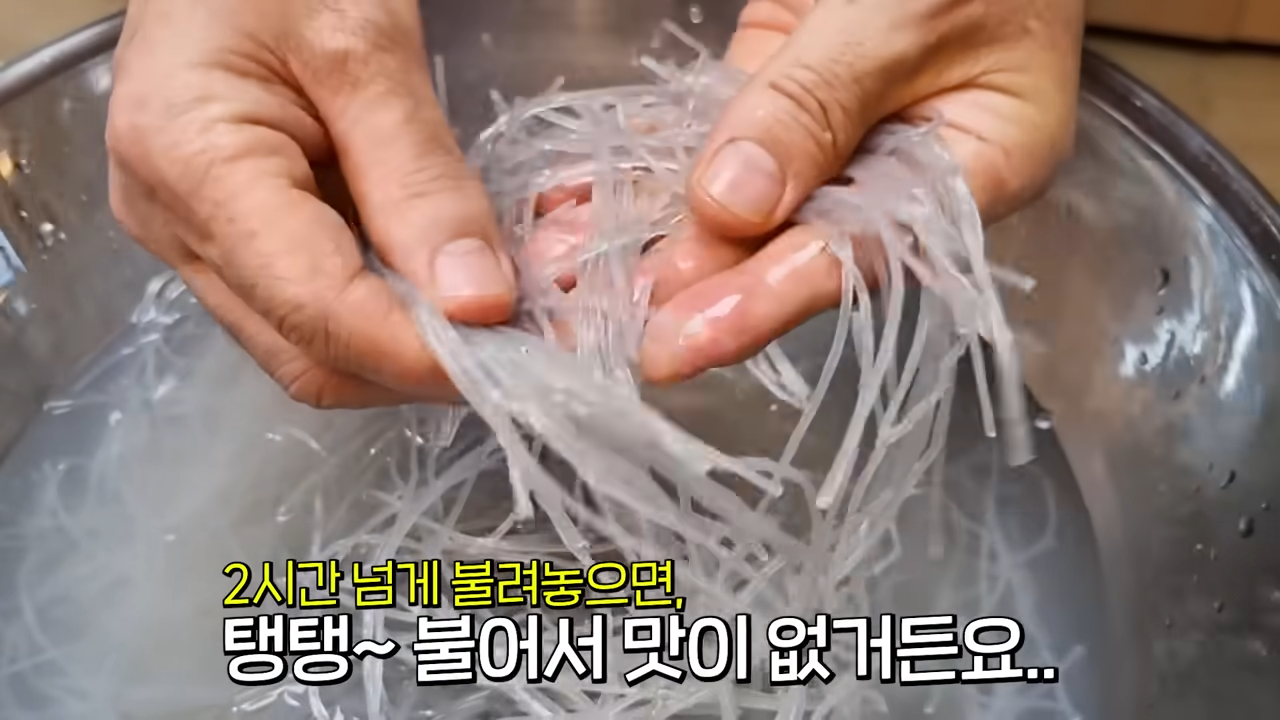 "후라이팬 1개면 끝납니다" 딱 5분이면 하루가 지나도 절대 불지않는 탱글탱글한 잡채 만드는 방법