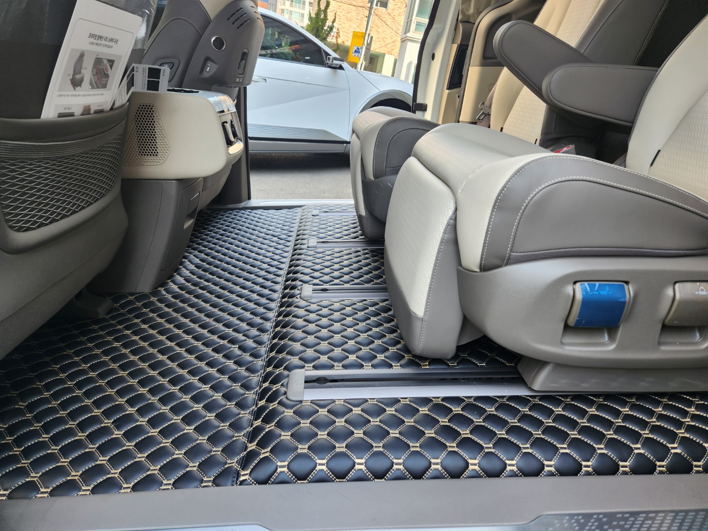 대구 신차 패키지 브이쿨 케이틴트 카니발 KA4 하이 세단 엠보싱 바닥 7