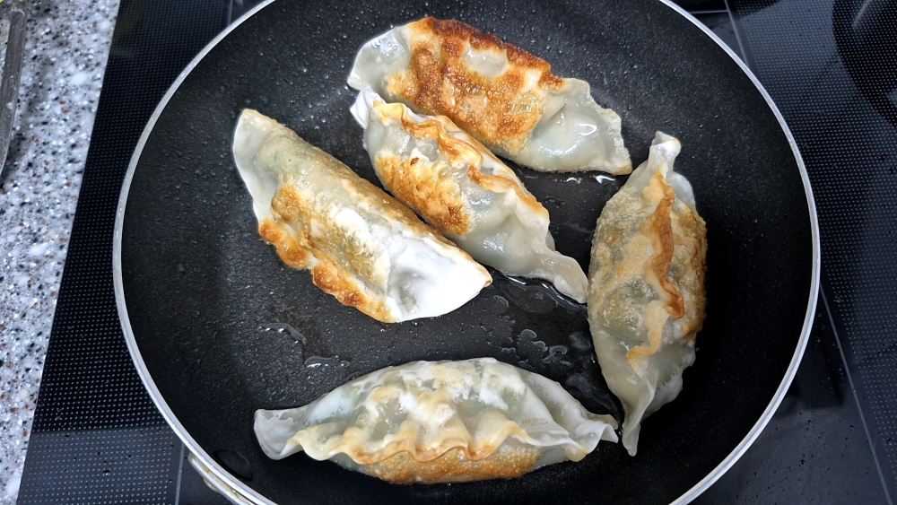 노릇하게 구운 만두