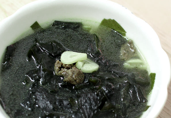  "건강과 맛을 동시에! 황금 미역국 레시피: 건미역을 활용한 한국 전통음식"