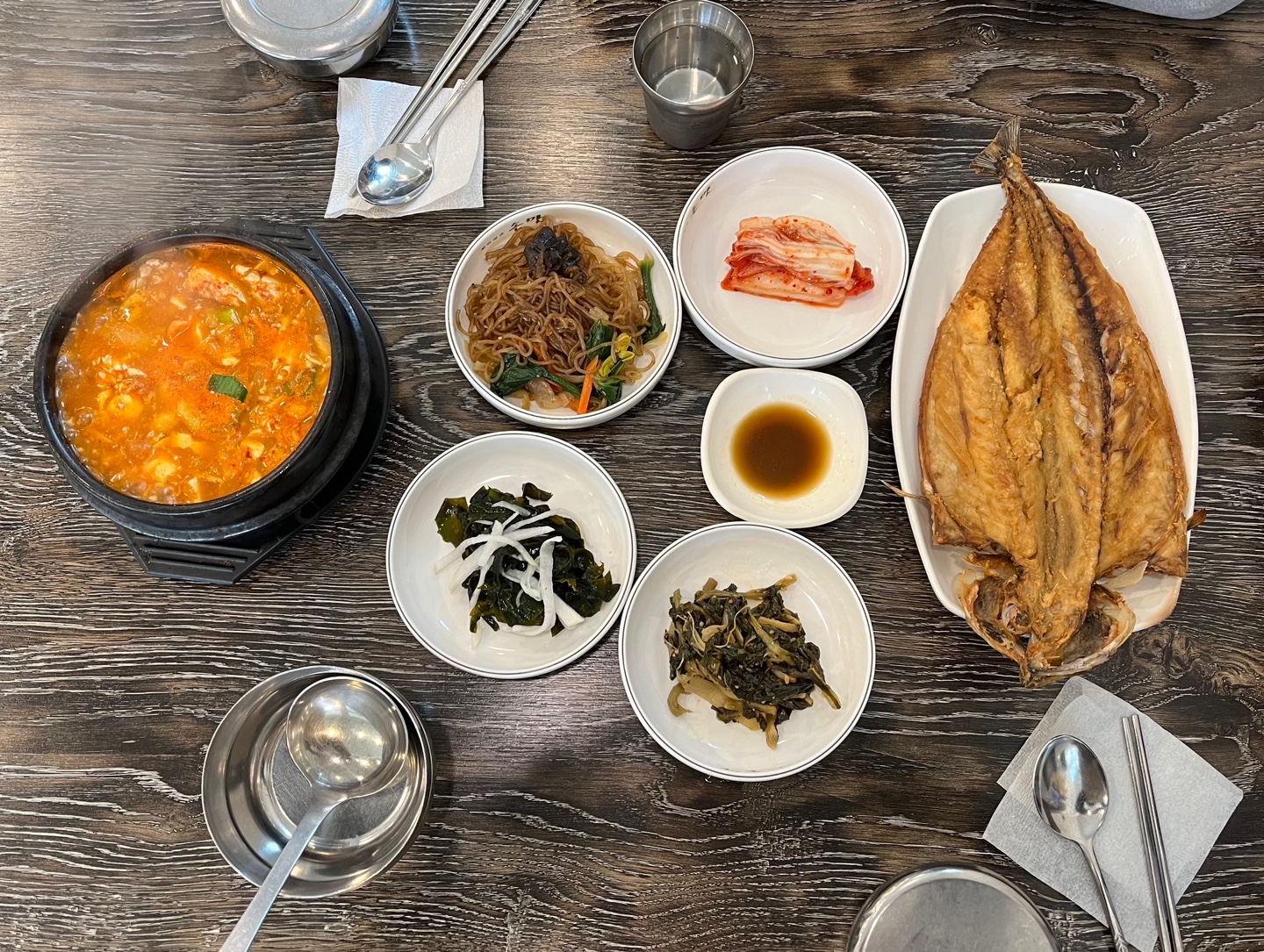 순두부찌개, 고등어가 있는 밥상