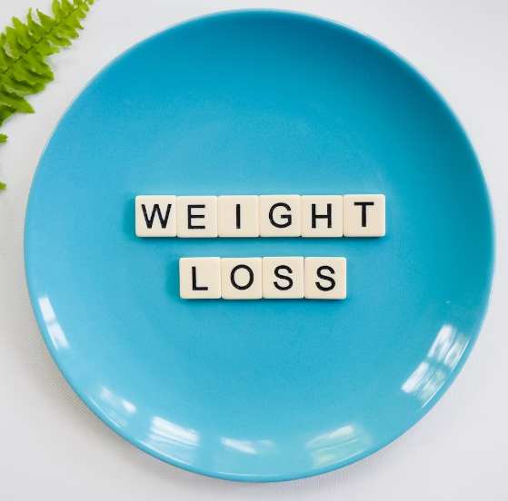 접시에 lose weight(다이어트)라고 적혀 있는 사진